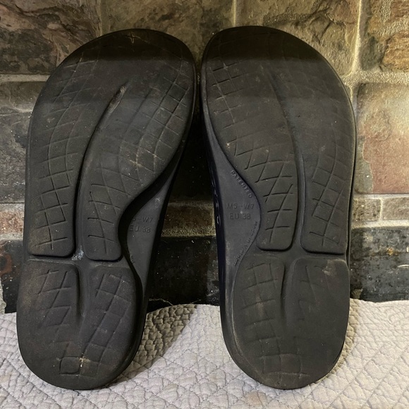 OOFOS slip on recovery slides Men’s Size 5 / Women’s Size 7 - Picture 3 of 5